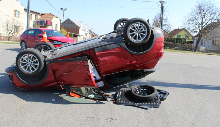 Osmnáctiletý řidič nedal přednost. Ve Veselíčku skončil s autem na střeše