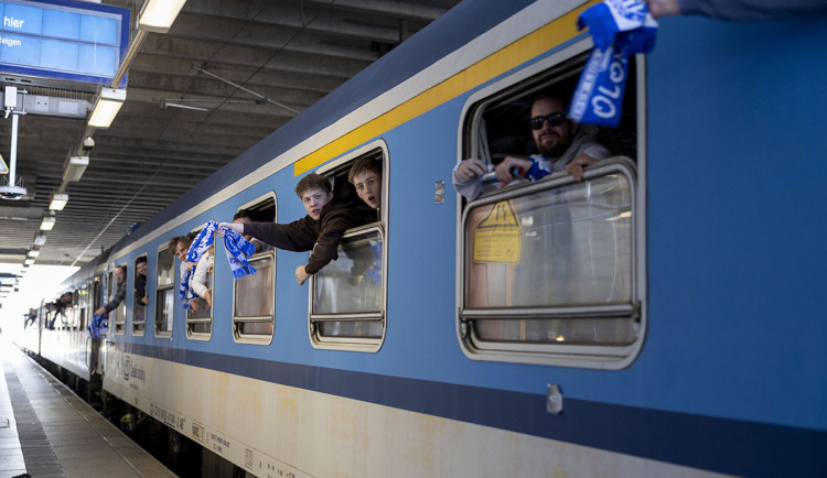 Příjezd fanoušků Sigmy na vlakové nádraží v německé Mohuči