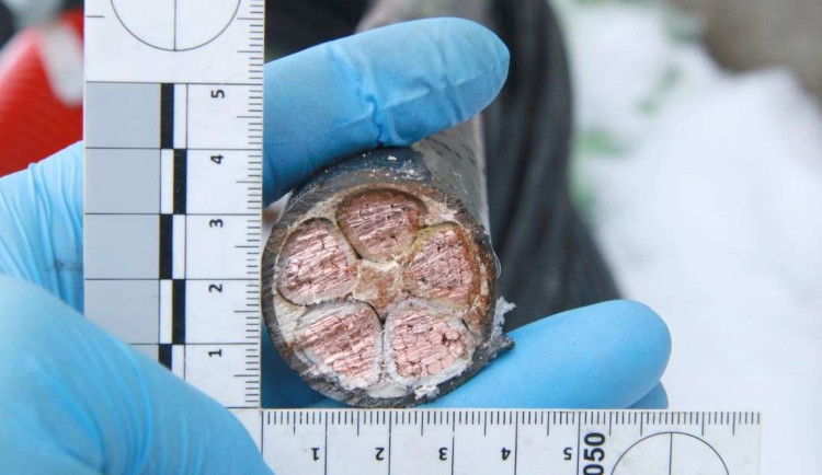 Za krádežemi jezdil taxíkem. V Křelově a okolí muž ukradl kabely a další věci za čtvrt milionu