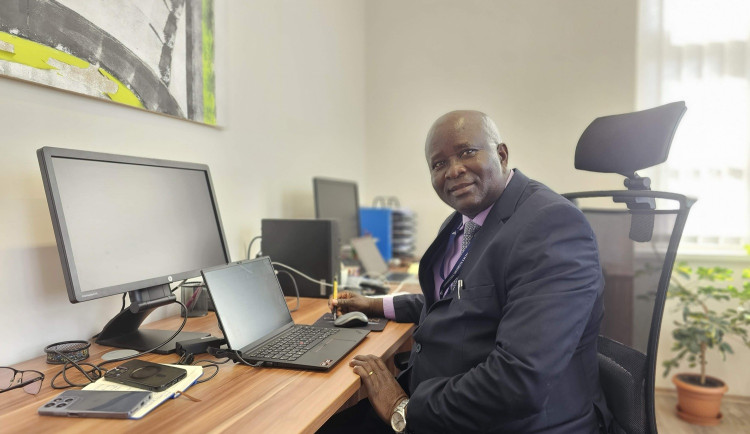 Charles Omboto z Keni je novou posilou plzeňské univerzity, zaměřuje se na inkluzi