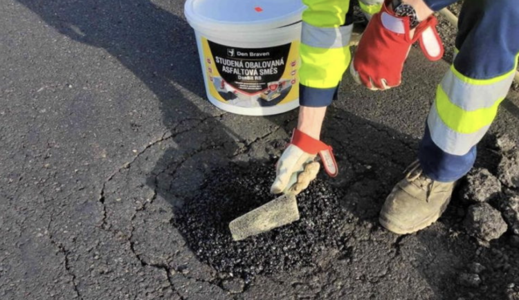 Zima byla na jihu Moravy pro silničáře náročná, cesty jsou samá díra