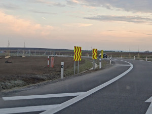 Nové směrové desky na kruhovém objezdu pod D35 u Olomouce