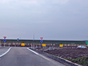 Místo jedné desky šest. Kontroverzní kruháč pod D35 u Olomouce dostal nové značky