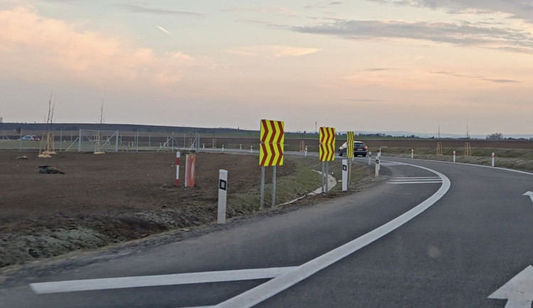 Nové směrové desky na kruhovém objezdu pod D35 u Olomouce