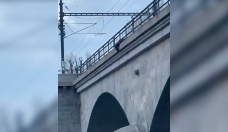 Se ženou, která chtěla skočit z pražského viaduktu, vyjednávala policie devět hodin