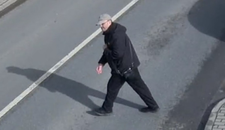 Využil odemčené dveře a kradl. Policie pátrá po muži ze záběrů bezpečnostní kamery