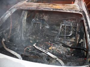 Noční bouračka u Šantovky: mladá řidička měla 2 promile, BMW pohltily plameny