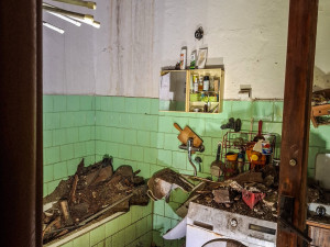 V bytě v centru Olomouce se zřítil strop. Uvnitř byli tři lidé, nikomu se nic nestalo