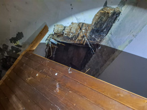 V bytě v centru Olomouce se zřítil strop. Uvnitř byli tři lidé, nikomu se nic nestalo