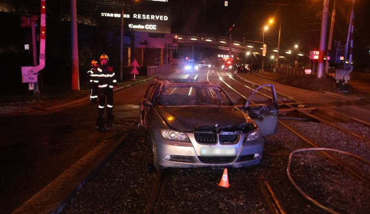 Noční bouračka u Šantovky: mladá řidička měla 2 promile, BMW pohltily plameny