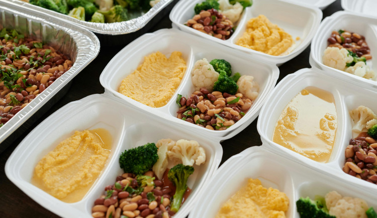 Rozvážky obědů, které využívají i senioři, zdražují. Důvodem je nárůst cen paliv