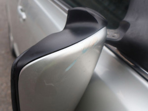 Změnu směru ukázal až na poslední chvíli. Cyklista na Jesenicku narazil do auta