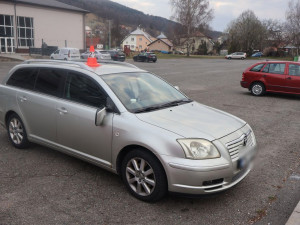 Změnu směru ukázal až na poslední chvíli. Cyklista na Jesenicku narazil do auta