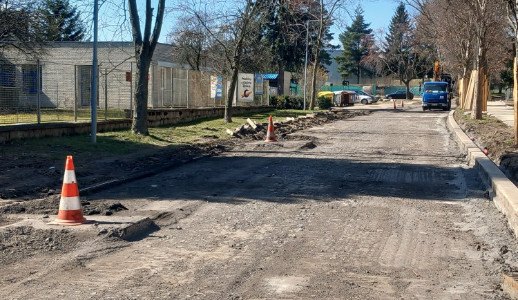 FOTO: Rantířovská ulice je opět rozkopaná. Velký problém to je i pro jihlavskou prádelnu