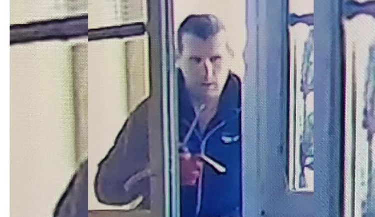 Neznáte muže na fotce? Policie ho hledá v souvislosti s vloupáním do bytu v Liberci