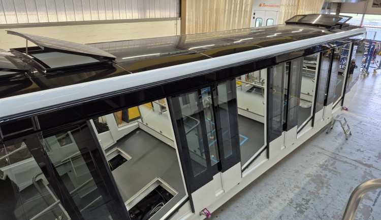 FOTO: Nové vozy lanovky už se chystají do Prahy, jezdit by mohly začít na podzim