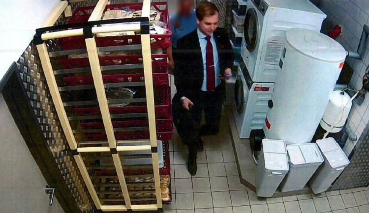 Kdo je muž v obleku? Policisté z Olomouce žádají o pomoc při pátrání