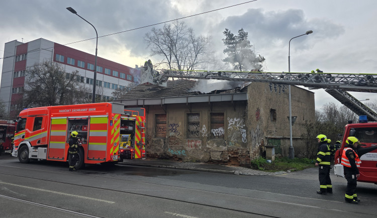 Hasiči našli po požáru squatu v Praze ohořelé lidské tělo