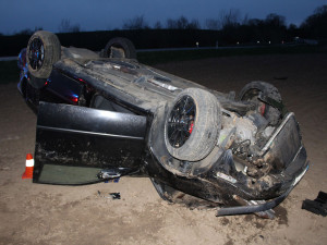 Hrozivý karambol u Kojetína. Mladík se v Octavii několikrát přetočil přes střechu