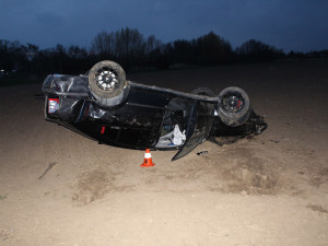 Hrozivý karambol u Kojetína. Mladík se v Octavii několikrát přetočil přes střechu