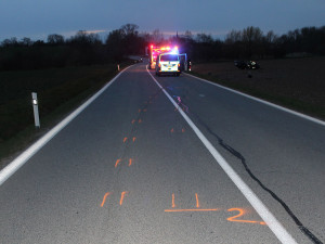 Hrozivý karambol u Kojetína. Mladík se v Octavii několikrát přetočil přes střechu