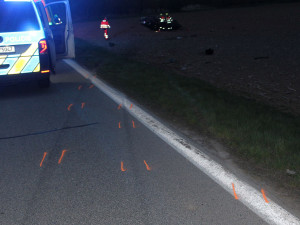 Hrozivý karambol u Kojetína. Mladík se v Octavii několikrát přetočil přes střechu