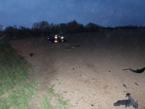 Hrozivý karambol u Kojetína. Mladík se v Octavii několikrát přetočil přes střechu