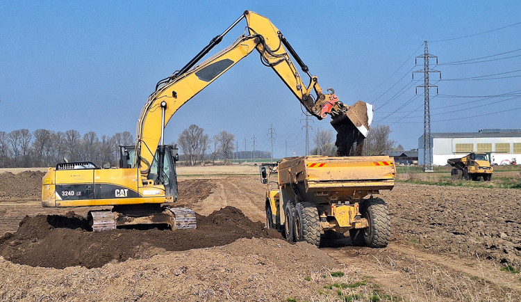 Těžká technika už připravuje území budoucí trasy dálnice D55 Kokory-Přerov