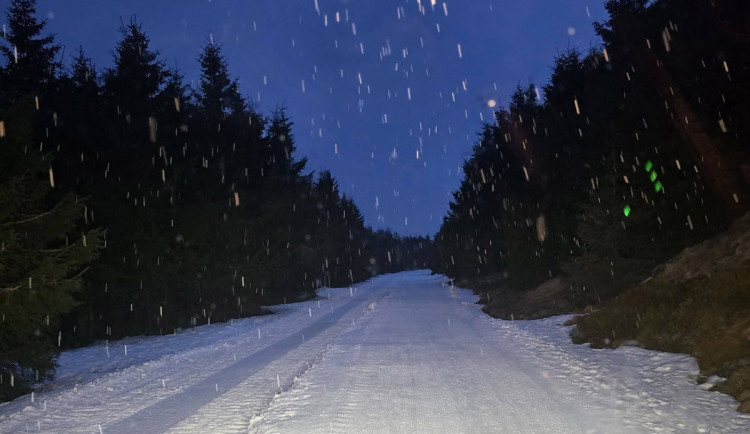 Sněhový příval potěšil lyžaře na Jesenicku. Silnice jsou s opatrností sjízdné