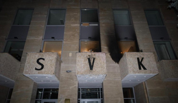 VIDEO: Na Ruský dům v Praze někdo hodil zápalné lahve, poničena je knihovna