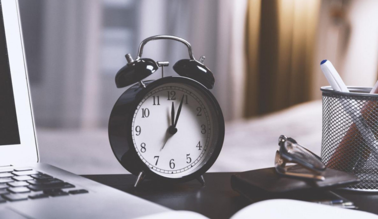 V noci se mění čas, vyspíme se o hodinu méně