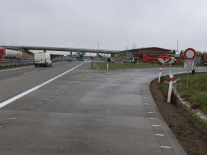 Mercedes mimo dálnici. Pětadvacetiletý řidič se při předjíždění u Přerova polekal