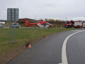 Mercedes mimo dálnici. Pětadvacetiletý řidič se při předjíždění u Přerova polekal