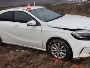 Mercedes mimo dálnici. Pětadvacetiletý řidič se při předjíždění u Přerova polekal