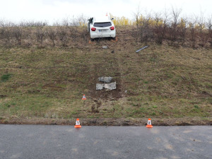 Mercedes mimo dálnici. Pětadvacetiletý řidič se při předjíždění u Přerova polekal