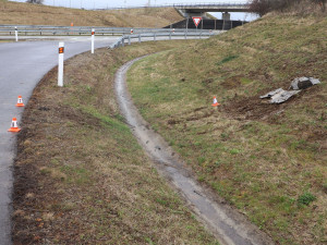 Mercedes mimo dálnici. Pětadvacetiletý řidič se při předjíždění u Přerova polekal