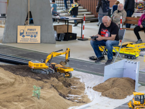 FOTOGALERIE: Vlaky, bagry i lodě. Flora Olomouc láká na modelářství v akci