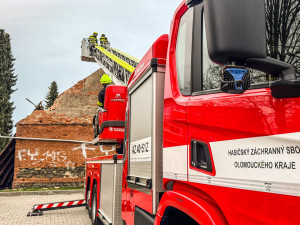V Lošticích se zřítila štítová zeď domu na chodník. Hasiči uklízeli trosky, nikdo nebyl zraněn