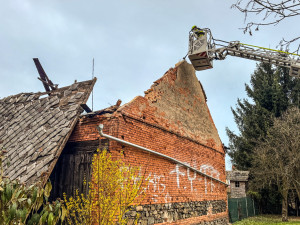 V Lošticích se zřítila štítová zeď domu na chodník. Hasiči uklízeli trosky, nikdo nebyl zraněn