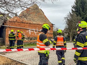 V Lošticích se zřítila štítová zeď domu na chodník. Hasiči uklízeli trosky, nikdo nebyl zraněn
