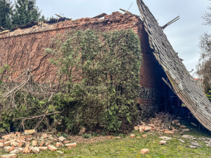 V Lošticích se zřítila štítová zeď domu na chodník. Hasiči uklízeli trosky, nikdo nebyl zraněn