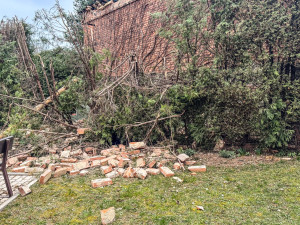 V Lošticích se zřítila štítová zeď domu na chodník. Hasiči uklízeli trosky, nikdo nebyl zraněn