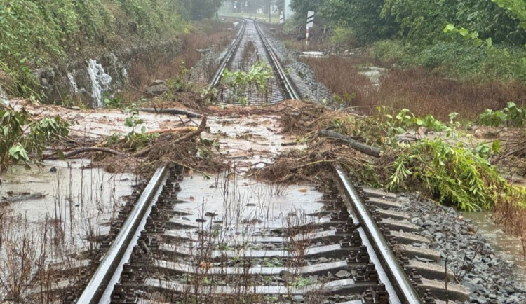 Na poslední dvě zaplavené železniční tratě na Jesenicku se vrací vlaky, opravy přišly na půl miliardy