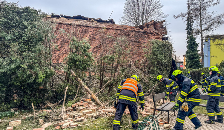 V Lošticích se zřítila štítová zeď domu na chodník. Hasiči uklízeli trosky, nikdo nebyl zraněn
