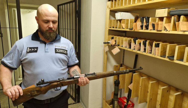 FOTO: Policisté v rámci zbraňové amnestie viděli 150 zbraní. Jaké byly největší rarity?