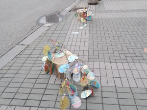 Co je to za lidi? Vandalové v Prostějově zničili velikonoční stromečky, které nazdobily děti