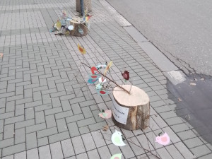 Co je to za lidi? Vandalové v Prostějově zničili velikonoční stromečky, které nazdobily děti