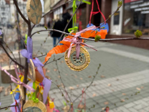 Co je to za lidi? Vandalové v Prostějově zničili velikonoční stromečky, které nazdobily děti