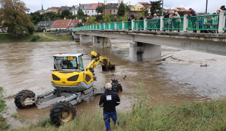 Odstraňování plavenin z mostních pilířů v Přerově v průběhu povodně v září 2024