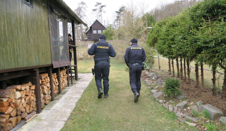 Policie vyrazila do chatových oblastí. Jarní sezona láká zloděje